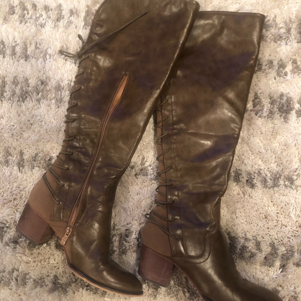 Brown lace-up knew high boots